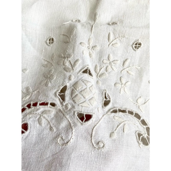 Vintage embroidered linen table runner - Picture 2 of 8